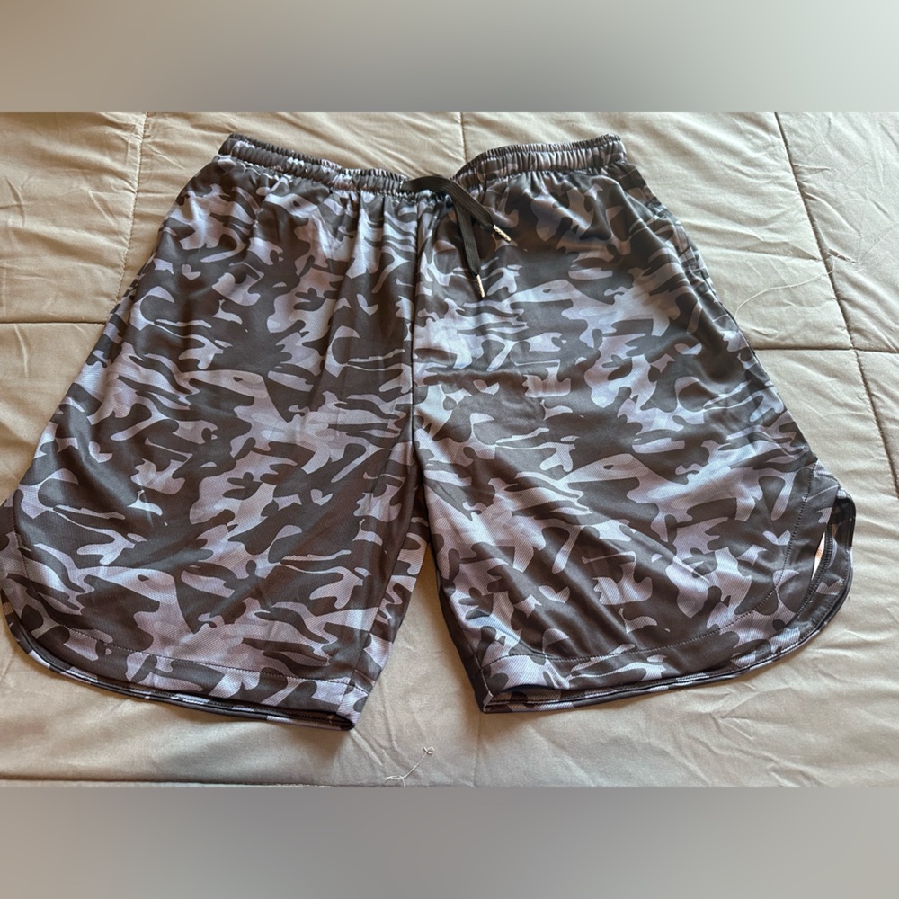 Zyia Men’s Gray Camo Athletic Shorts